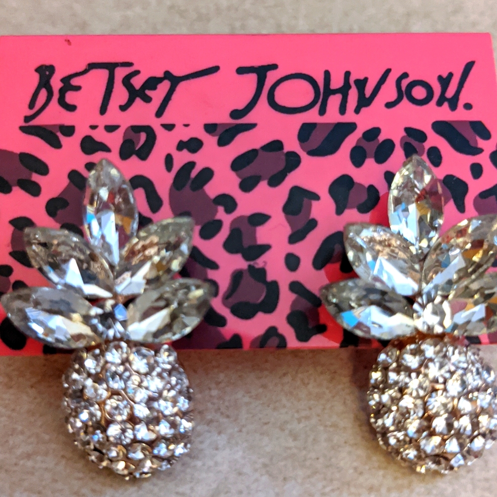 ✨ Betsey Johnson Pineapple rhinestone earrings ✨